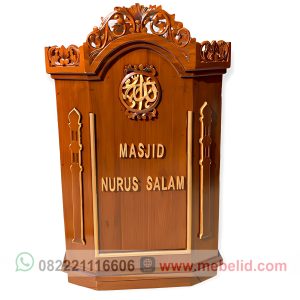 Mimbar podium kayu jati sederhana untuk khotbah di masjid dan pesantren