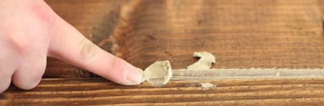 Retakan halus pada barang mebel kayu