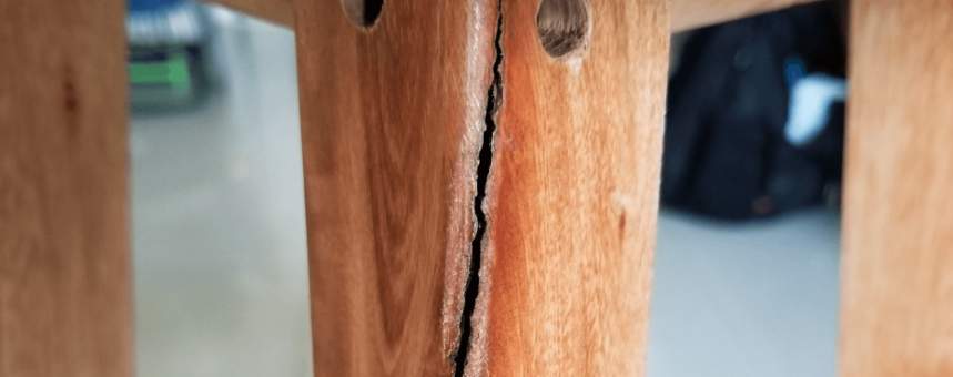Retakan pada barang mebel kayu